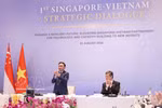 El miembro del Buró Político y permanente del Secretariado del Comité Central del Partido Comunista de Vietnam, Tran Cam Tu, y el subsecretario general del Partido de Acción Popular, ministro coordinador de Servicios Públicos y titular de Defensa de Singapur, Chan Chun Sing, copresiden el primer Diálogo Estratégico Singapur-Vietnam. (Foto: VNA)