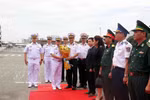 El coronel Pham Tien Dung, subjefe del Estado Mayor de la Región Naval 2 entrega flores para dar la bienvenida al contralmirante Borworn Phromkaewngam, subdirector de la Academia Naval Real de Tailandia. Foto: VNA