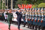 El general Nguyen Tan Cuong, jefe del Estado Mayor General del Ejército Popular de Vietnam y viceministro de Defensa, y el general Uchikura Hiroaki, jefe del Estado Mayor Conjunto de Japón, pasan de revista al guardia de honor. (Foto: VNA)