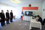 El embajador Mai Phan Dung, jefe de la misión permanente de Vietnam en Ginebra, firma el libro de condolencias en la sede de la misión de Laos. (Fuente: VNA)