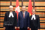 El secretario general del Partido Comunista de Vietnam y presidente de la República, To Lam, junto con la presidenta del Senado, Raymonde Gagné, y el titular de la Cámara de los Comunes, Francis Scarpaleggia. Foto: VNA