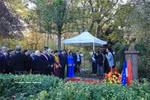 El secretario general del Partido Comunista y presidente de Vietnam, To Lam, junto con una delegación de alto nivel, rinde homenaje al Presidente Ho Chi Minh y deposita flores ante su estatua en el parque Montreau, en la ciudad de Montreuil. Foto: VNA