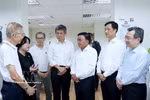 El miembro del Buró Político y permanente del Secretariado del Comité Central del Partido Comunista de Vietnam, Tran Cam Tu, y el subsecretario general del Partido de Acción Popular (PAP), ministro de Defensa y ministro coordinador de los Servicios Públicos, Chan Chun Sing, participan en actividades de intercambio en un centro de atención a los electores del PAP. Foto: VNA