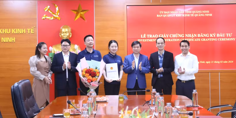 Líderes de la Junta Directiva de la Zona Económica Provincial entregan el certificado de inversión a representantes de la empresa Gokin Solar, febrero de 2024. (Fuente: baoquangninh.vn)
