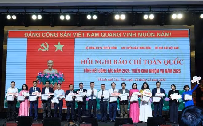 El editor en jefe del periódico electrónico VietnamPlus, Tran Tien Duan, (tercer desde la derecha) recibe un certificado dedicado a la unidad con excelente transformación digital. (Fuente: VNA)