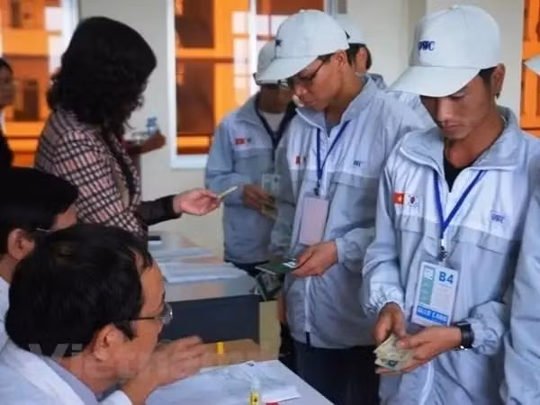 Los trabajadores hacen trámites para trabajar en Corea del Sur. (Fuente: VNA)