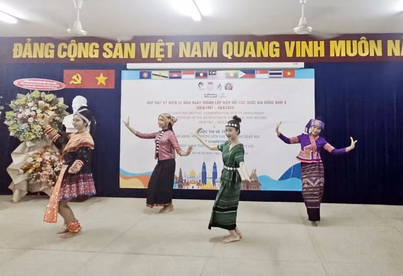 Presentan danzas tradicionales de países miembros de la ASEAN. (Fuente: VNA)