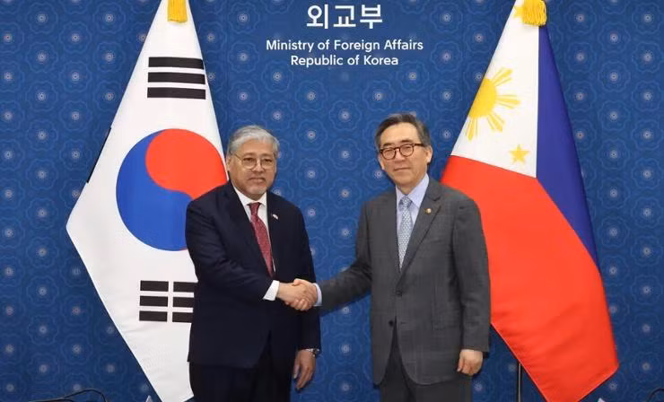 El ministro de Asuntos Exteriores de Corea del Sur, Cho Tae-yul (derecha), estrecha la mano de su homólogo de Filipinas, Enrique Manalo, antes de sus conversaciones en Seúl el 7 de agosto. (Foto: Yonhap)