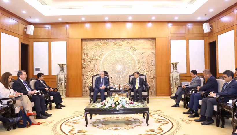 El jefe de la Comisión de Relaciones Exteriores del Partido Comunista de Vietnam, Le Hoai Trung, recibe en Hanoi al canciller chileno, Alberto Van Klaveren. (Fuente: VNA)