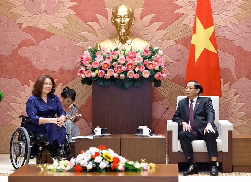 El vicepresidente de la Asamblea Nacional de Vietnam, Tran Quang Phuong, recibe en Hanoi a la senadora estadounidense Tammy Duckworth. (Fuente: VNA)