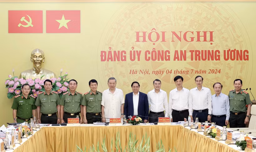 El presidente To Lam y el primer ministro Pham Minh Chinh asisten a la reunión de la Comisión Central de Seguridad Pública. (Fuente: VNA)