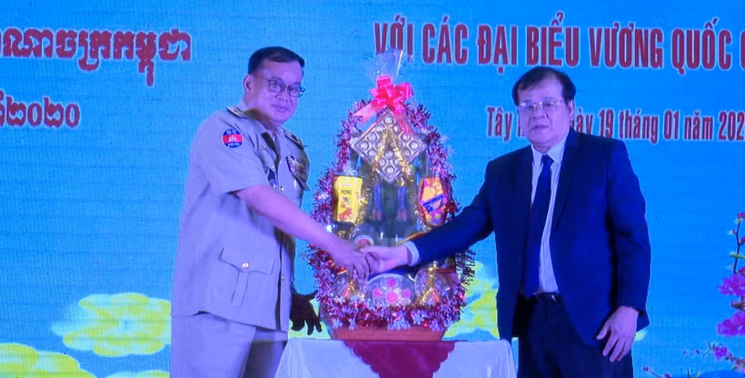 Provincia vietnamita de Tay Ninh fortalece cooperación con localidades camboyanas 