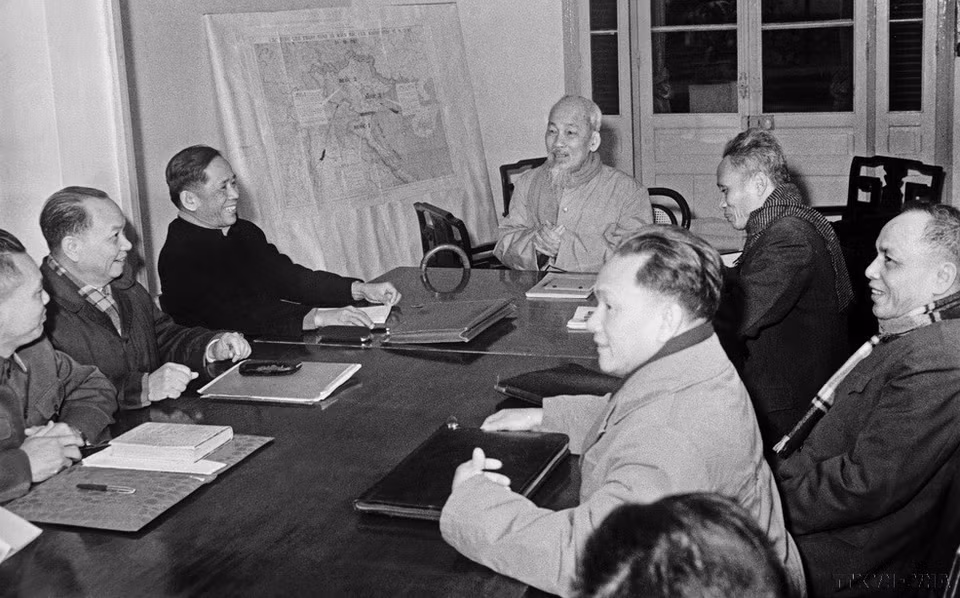 El Presidente Ho Chi Minh presidió la tercera reunión del Comité Central para discutir el Plan Estatal de 1961 (Hanoi, diciembre de 1960). (Foto: VNA)