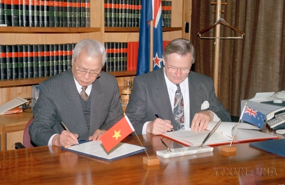 El primer ministro de Nueva Zelanda, Jim Bolger, y su homólogo vietnamita Vo Van Kiet rubricaron el Acuerdo de Cooperación Económica y Comercial entre Vietnam y Nueva Zelanda (26 de mayo de 1993). (Foto: VNA)