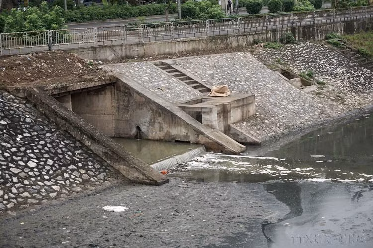Según el Departamento de Agricultura y Medio Ambiente de Hanoi, cada día el río To Lich recibe alrededor de 160 mil m3 de aguas residuales domésticas, la mayoría de las cuales no reciben tratamiento y se vierten directamente al río. La revitalización del río To Lich está recibiendo gran atención e inversión de la ciudad de Hanoi (fotografía tomada en la mañana del 3 de marzo de 2025). (Foto: VNA)