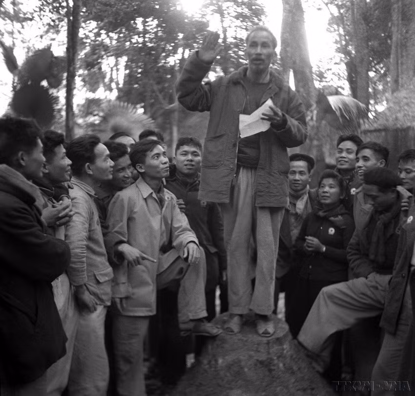 El Presidente Ho Chi Minh habla con los delegados en el Congreso del Partido, que tiene como objetivo hacer pública la operación del Partido (3 de marzo de 1951). (Foto: VNA)
