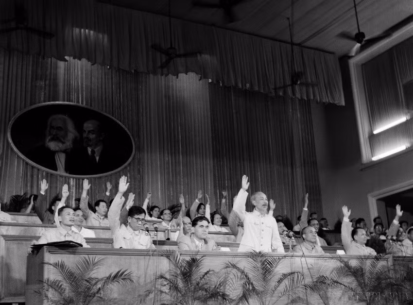 El Presidente Ho Chi Minh y los delegados votaron para aprobar documentos en el Tercer Congreso Nacional del Partido (septiembre de 1960). Foto: VNA