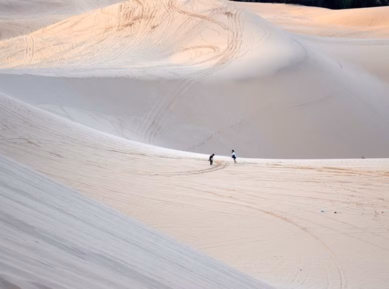 Con un sencillo alquiler de tabla, los turistas pueden vivir la emocionante experiencia de hacer sandboarding en las dunas de Bau Trang. (Foto: Suntravelgroup)