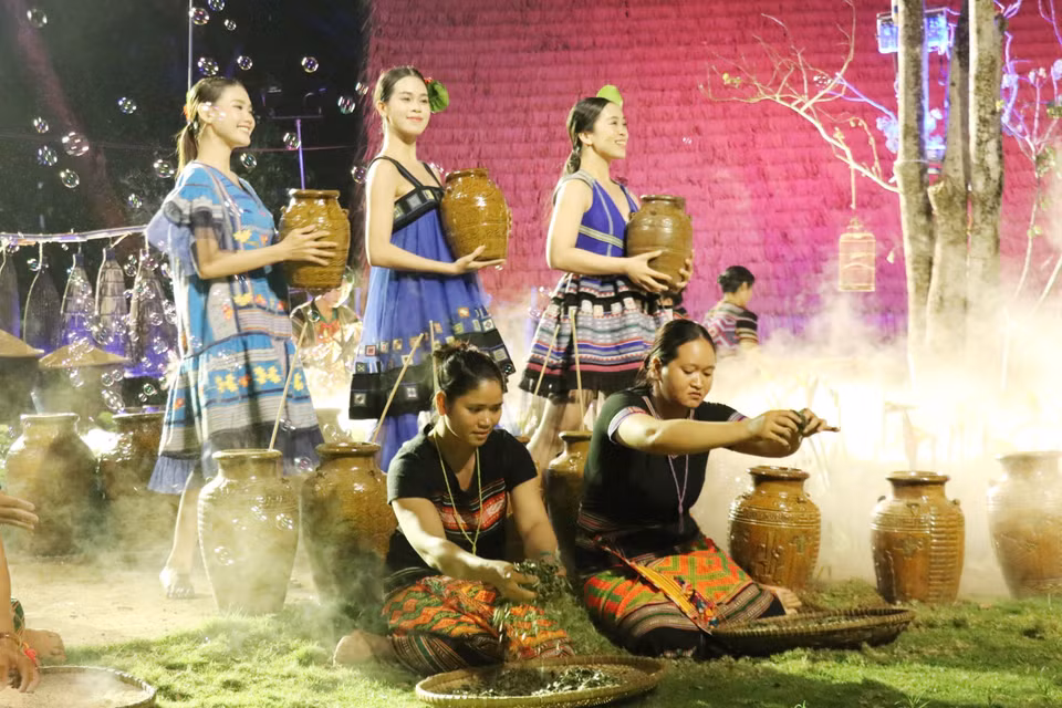 Los vibrantes trajes de brocado, tejidos a mano por el pueblo Stieng, fueron presentados por primera vez en una pasarela de moda profesional, gracias al trabajo de la diseñadora Minh Hanh. (Foto: VNA)