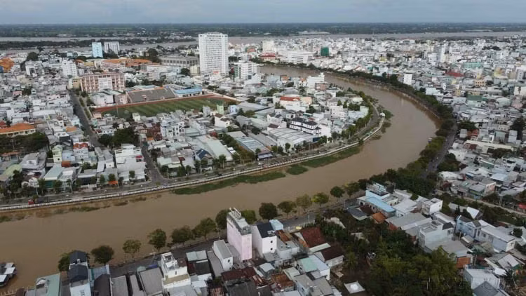 El sinuoso río Long Xuyen se encuentra en el centro de la ciudad de Long Xuyen, el principal centro urbano del delta del Mekong. (Foto: VNA)