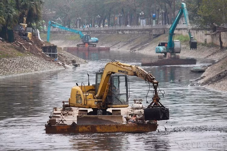 La Compañía de Drenaje de Hanoi dispuso siete excavadoras para dragar continuamente los lodos del río To Lich. (Foto: VNA)
