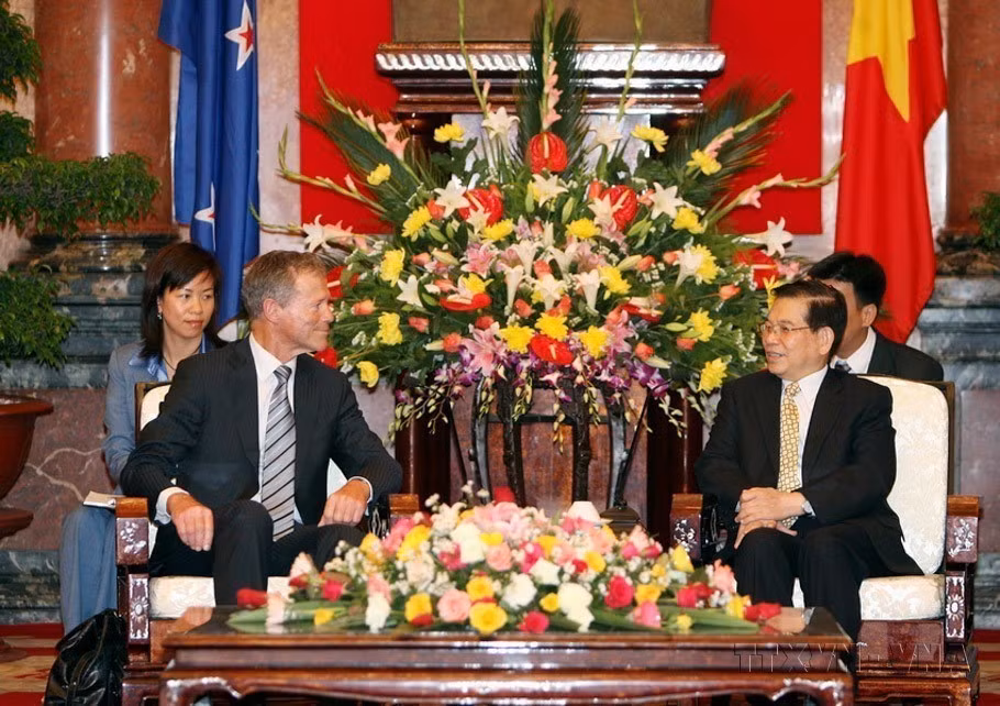El presidente vietnamita Nguyen Minh Triet recibió al titular del Parlamento de Nueva Zelanda, Lockwood Smith, durante su visita a Vietnam (Hanoi, 16 de abril de 2009). (Foto: VNA)