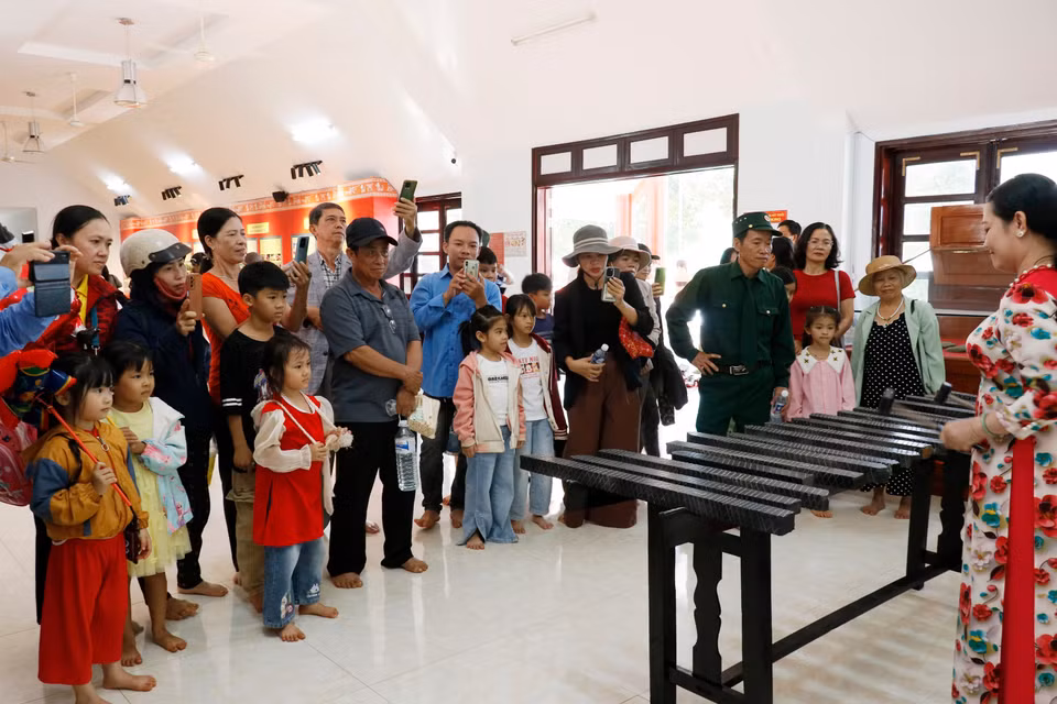 Visitantes disfrutando de una presentación de litófono en el espacio expositivo de Bom Bo. (Foto: VNA)