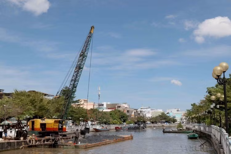 Se está dragando una sección del río Quan Lo Phung Hiep (Ca Mau) para limpiar el flujo. (Foto: VNA)