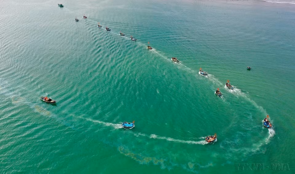 Los pescadores de Da Nang van al mar después del festival tradicional de Cau Ngu (Culto a las ballenas). Se trata del festival más grande del año, en el que se rinde tributo al Dios Ballena y se reza por un año de buen clima, abundantes cardúmenes de peces, prosperidad y tranquilidad. (Foto: VNA)