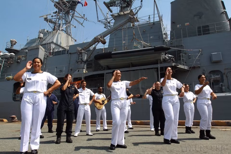 Intercambio cultural de marineros del buque de la Armada Real de Nueva Zelanda HMNZS Te Mana F77 en el puerto de Saigón, durante la visita oficial de amistad del 25 al 29 de septiembre de 2018 a Ciudad Ho Chi Minh. (Foto: VNA)