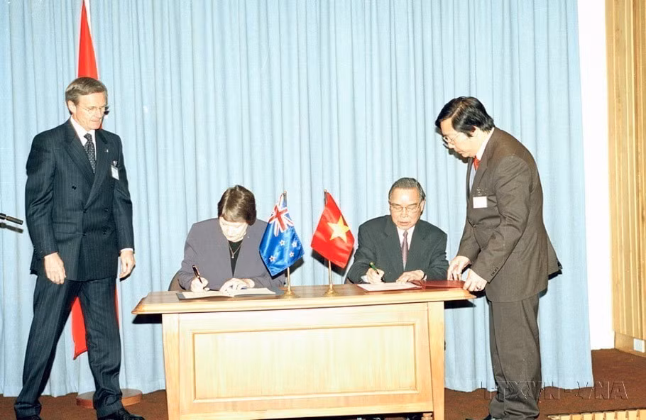 El primer ministro de Vietnam, Phan Van Khai, y su homóloga de Nueva Zelanda, Helen Clark, firmaron una Declaración Conjunta entre los dos países durante su visita oficial a Nueva Zelanda (9 de mayo de 2005). (Foto: VNA)