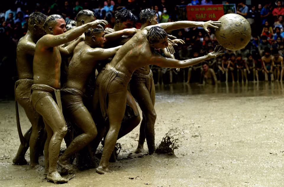 Una de las fotos de la obra "Singularidad del festival de lucha con bolas de barro en el pueblo Van" del autor An Thanh Dat de la Agencia Vietnamita de Noticias, que ganó el primer premio en los Premios OANA 2024. (Foto: VNA)