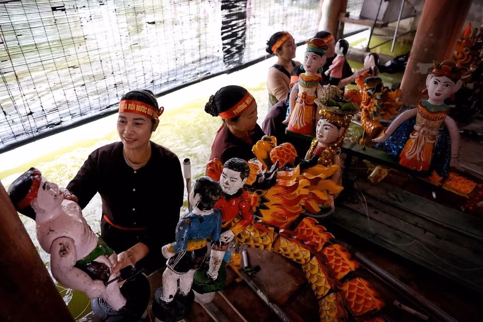 Los artistas de la aldea de marionetas de Dao Thuc se preparan minuciosamente para la actuación de marionetas de agua para transformar y cambiar las vidas de las marionetas. (Foto: VNA)