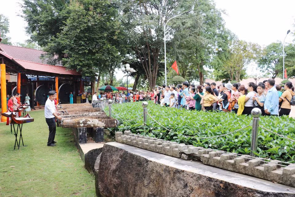 Espectadores admirando una actuación de litófono en el Área de Conservación Cultural Étnica Stieng en Bom Bo. (Foto: VNA)