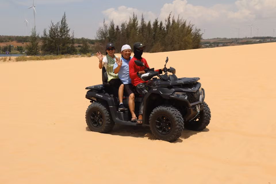 Los visitantes también pueden explorar las dunas a bordo de vehículos todoterreno. (Foto: VNA)