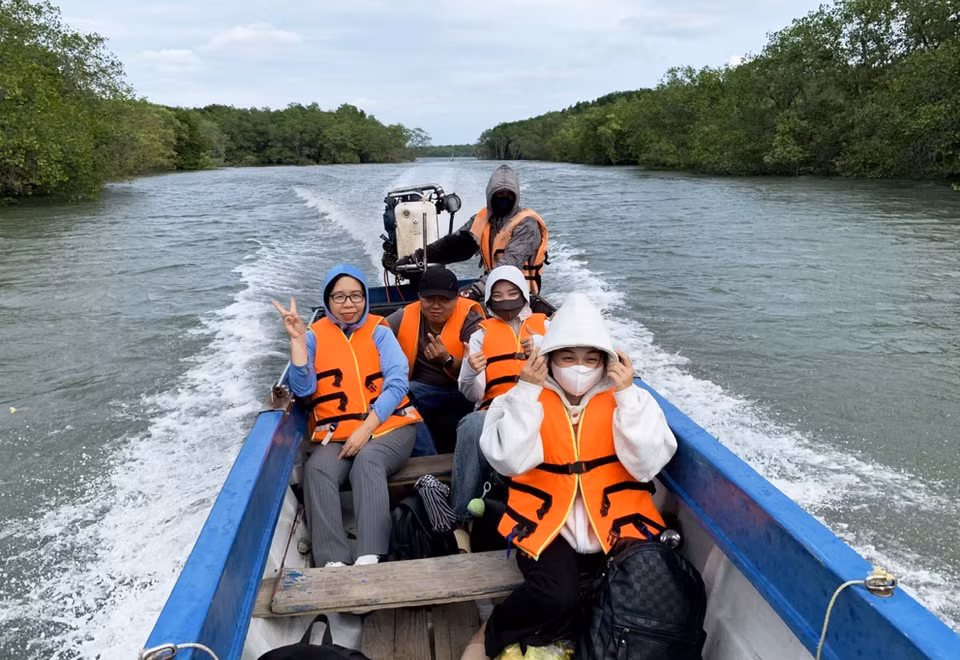 Los turistas alquilan un sampán (barco) desde la comuna insular de Thanh An hasta la aldea insular de Thieng Lieng (Fuente: VNA)