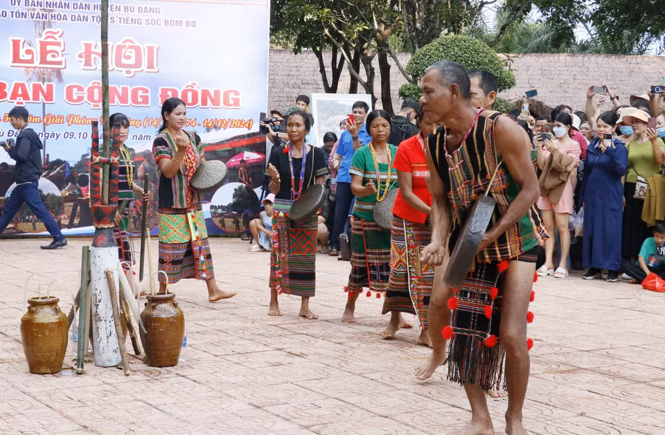 Recreación del Festival de la Amistad Comunitaria del pueblo Stieng en el Área de Conservación Cultural Étnica Stieng en la aldea de Bom Bo. (Foto: VNA)