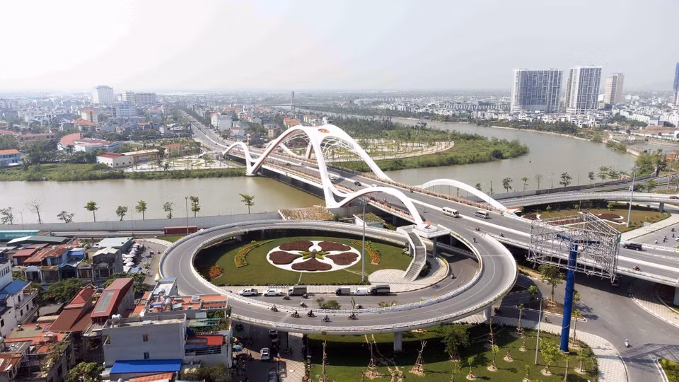 La vía de acceso al puente Rao con la forma de una flor de flamboyán de cinco pétalos, símbolo de la ciudad de Hai Phong. (Foto: VNA)