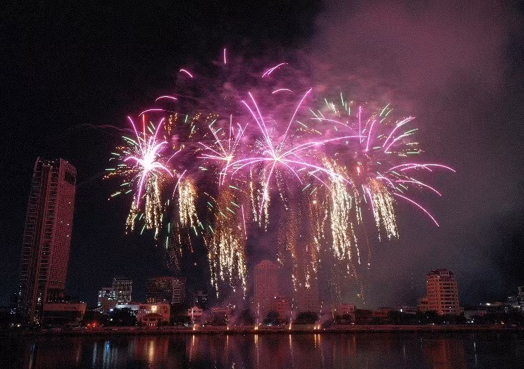 Actuación de fuegos artificiales del equipo francés. (Fuente: VNA)