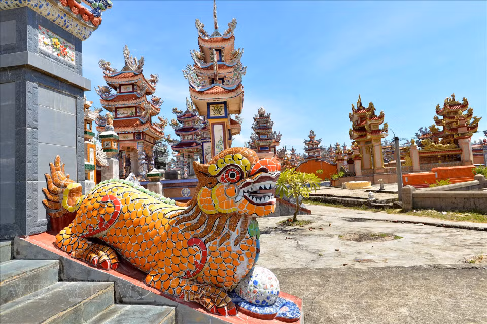 El león con incrustaciones de porcelana amarilla frente a la tumba representa la riqueza, la nobleza y el poder de la familia. (Fuente: Revisita Vietnam)
