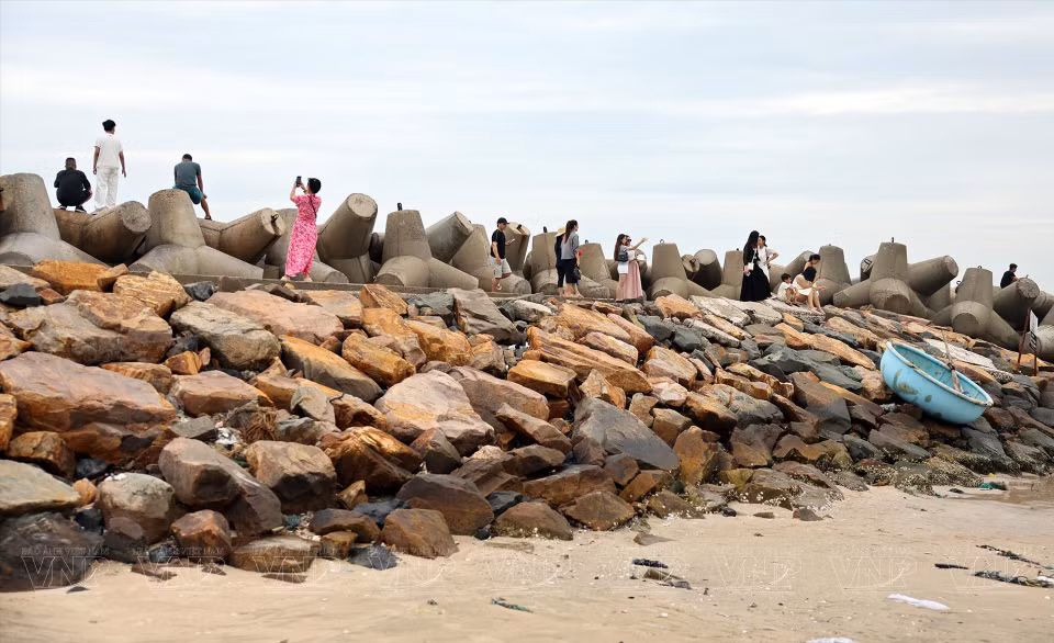 La playa de rocas de Ong Dia se está convirtiendo en un destino favorito de los jóvenes, especialmente los apasionados de la fotografía. (Fuente: VNA)