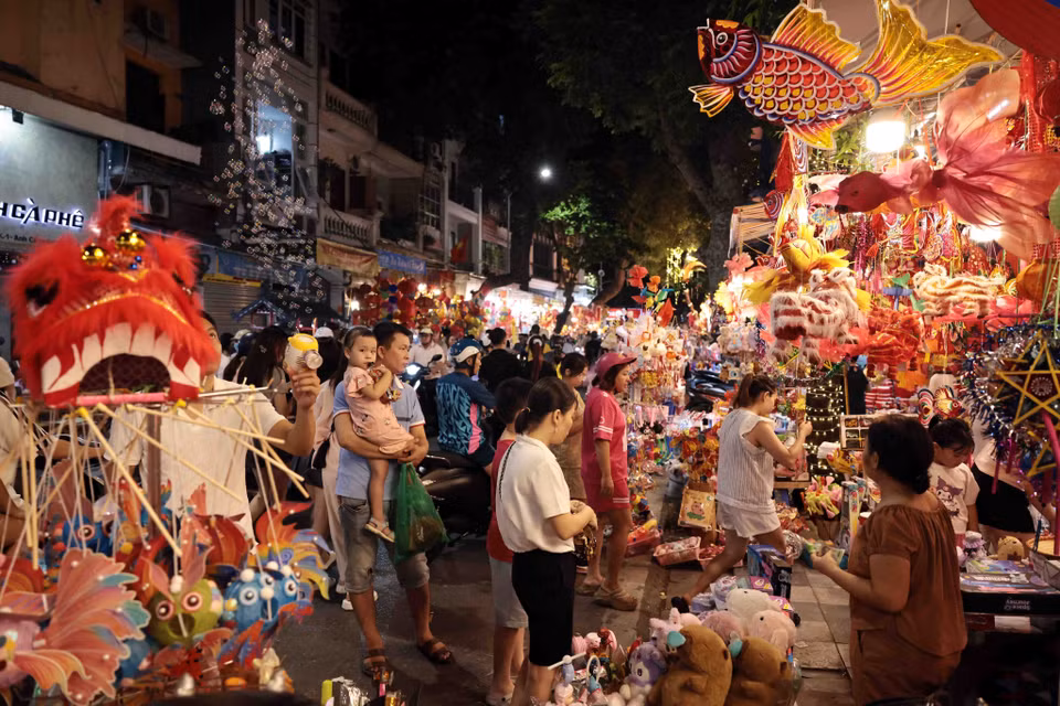 La gente compra juguetes para el Festival del Medio Otoño en la calle de Hang Ma. (Fuente: VNA)