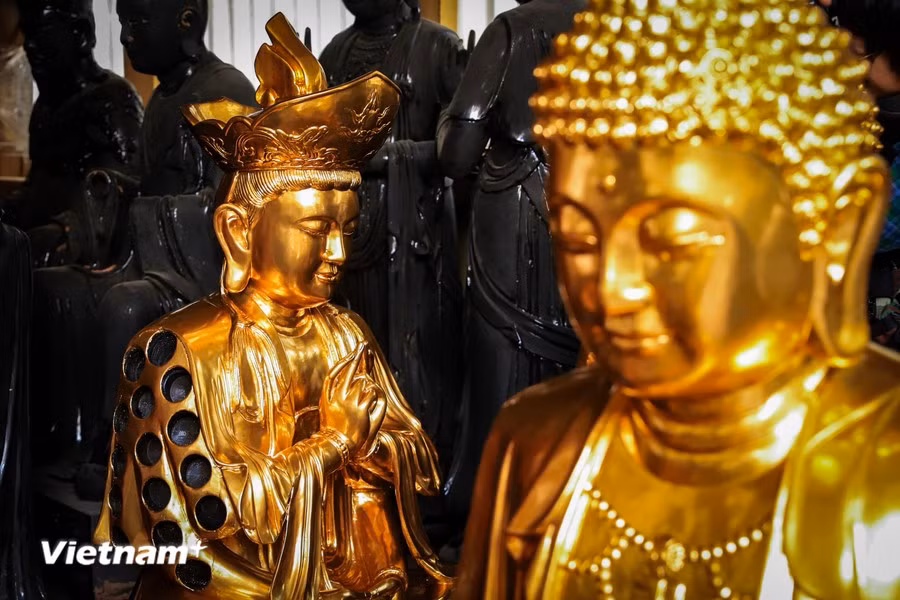 Las estatuas de Buda están exquisitamente bañadas en oro. (Foto: Vietnam+)
