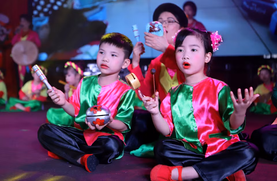 Niños de Thai Binh interpretan el Cheo (Foto: VNA)