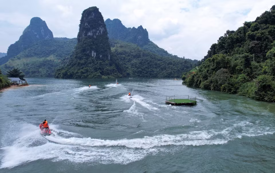 Los turistas pueden disfrutar del servicio de motos acuáticas o realizar un viaje en barco para admirar el paisaje natural de la bahía de Pa Khom. (Foto: VNA)
