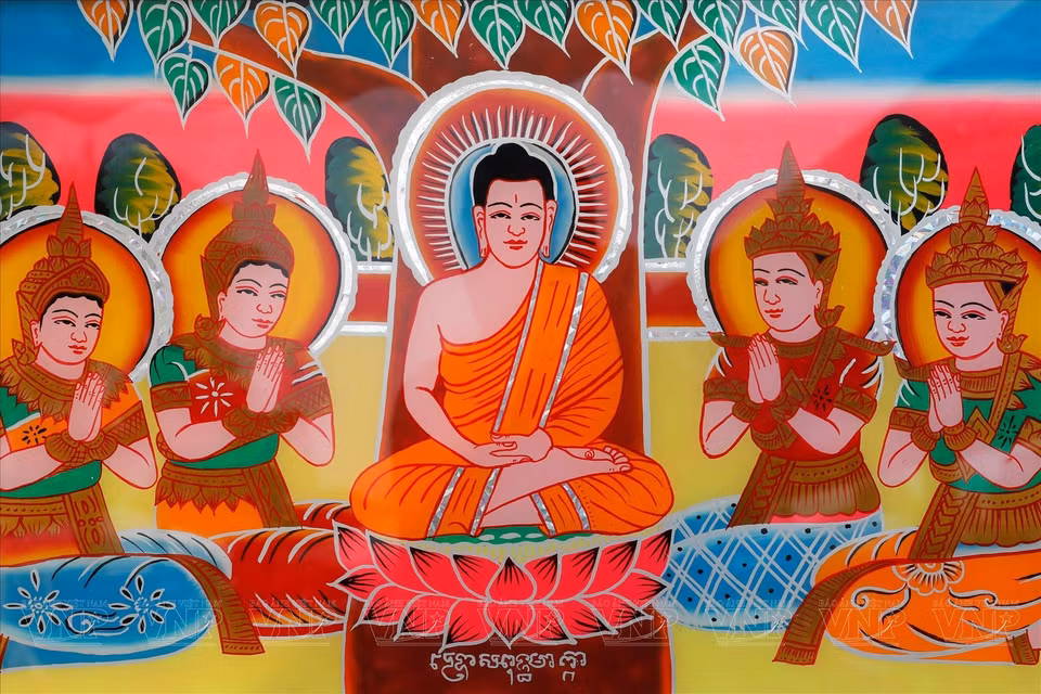 Una pintura sobre vidrio con el tema de la vida de Buda. (Fuente: Revista Vietnam)