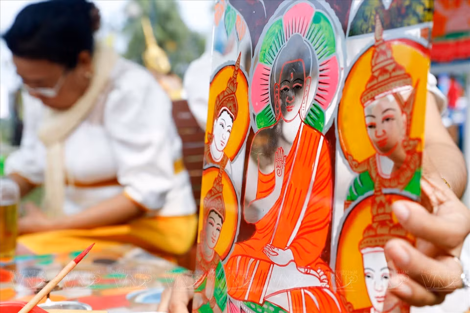 Pinturas sobre vidrio de colores después de haber sido terminadas. (Fuente: Revista Vietnam)