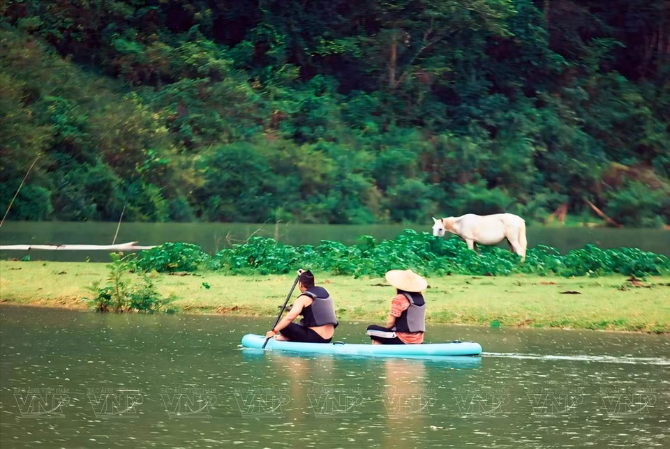 Durante la temporada alta de agua (de junio a septiembre de cada año), los visitantes pueden practicar kayak para explorar el área del monte "Ojo de Dios". (Fuente: Revista Vietnam)