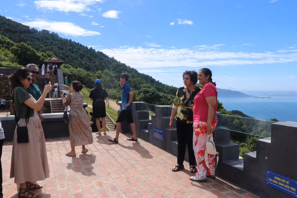 La Puerta de Hai Van dio la bienvenida a muchos turistas extranjeros el primer día de apertura. (Foto: VNA)
