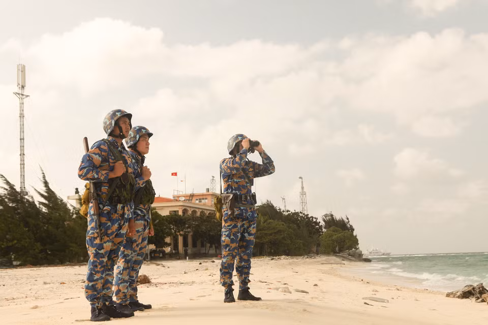 Los soldados de la marina son comparados con los "ojos" de Truong Sa que día y noche vigilan, protegen la soberanía y mantienen la paz en las islas y mares de la Patria. (Foto: Revista Vietnam)